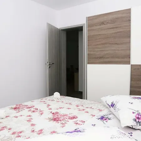 Tonia Br. 1 Appartement Zavalatica