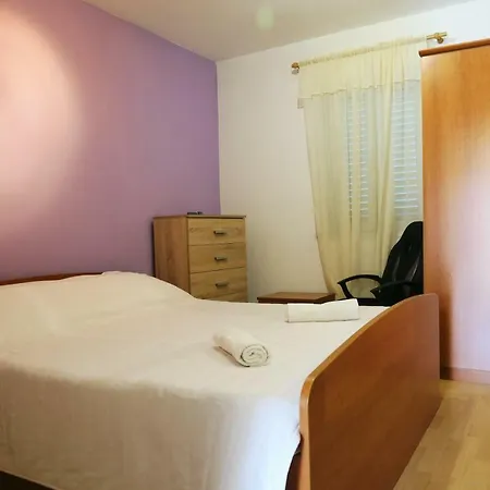 Tonia Br. 1 Appartement Zavalatica